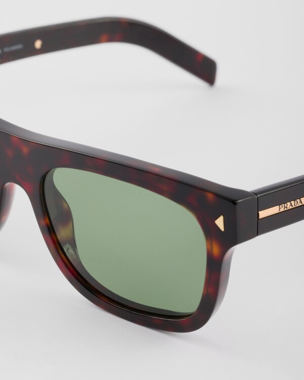 Sunglasses with the iconic metal plaque - Willow Green lenses Sunglasses with the iconic metal plaque - Willow Green lenses