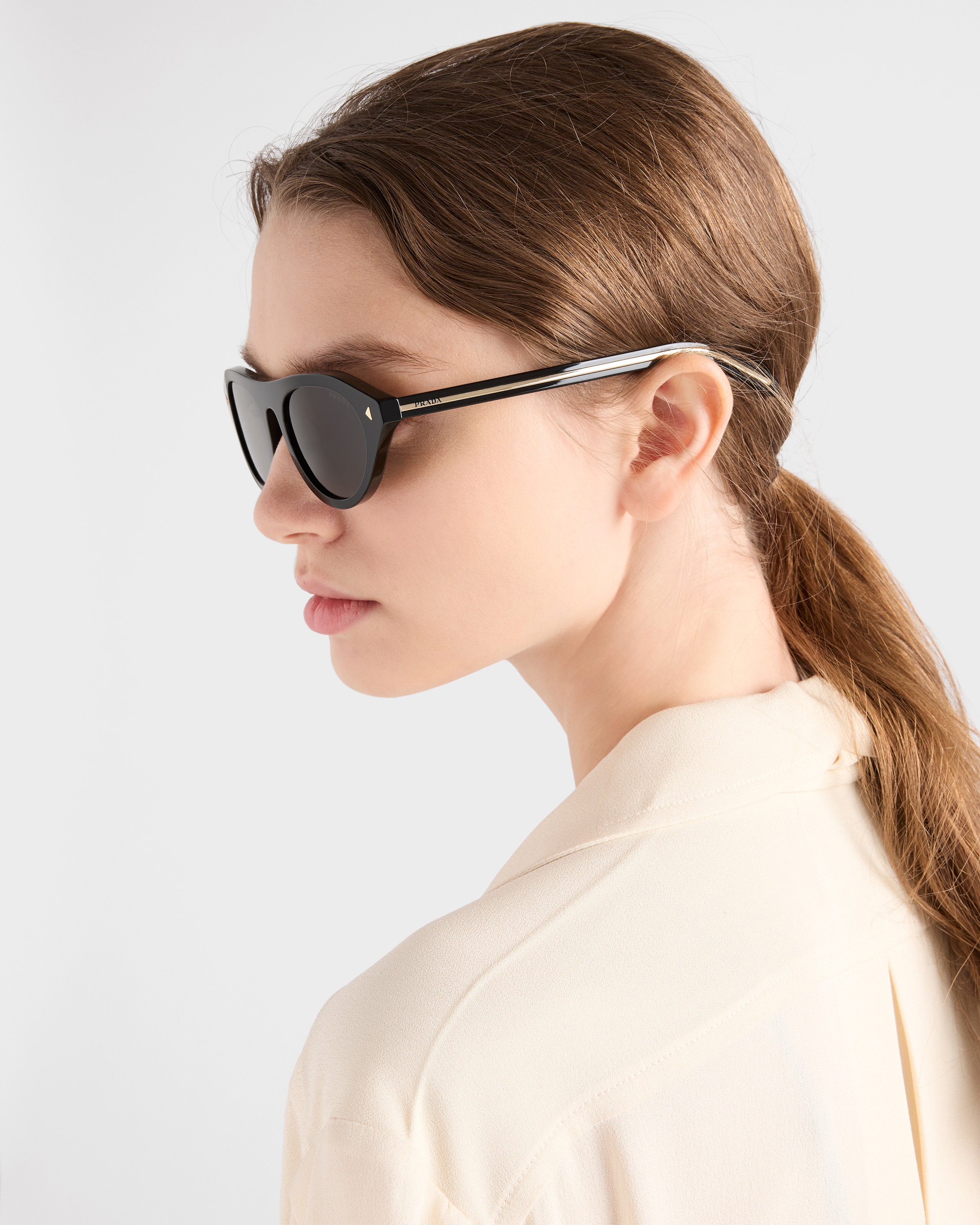 Lenses Ardesia Crist Prada sunglasses with the iconic metal plaque