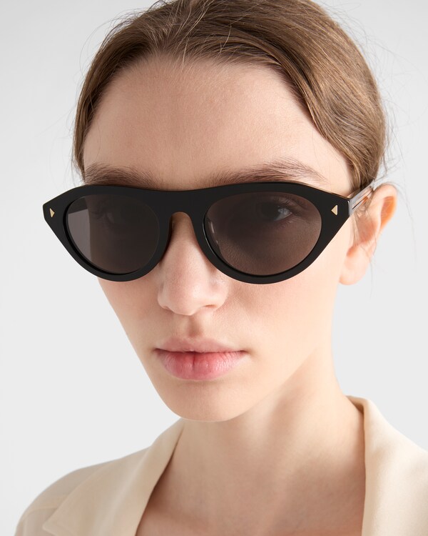 Prada太阳镜,配标志性金属徽章 Prada太阳镜,配标志性金属徽章