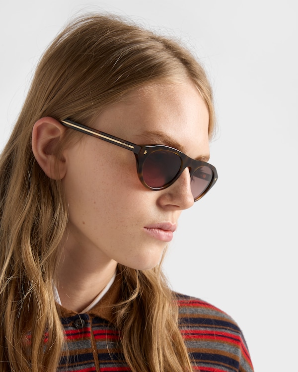Prada sunglasses with the iconic metal plaque - Lenses Dahlia Prada sunglasses with the iconic metal plaque - Lenses Dahlia