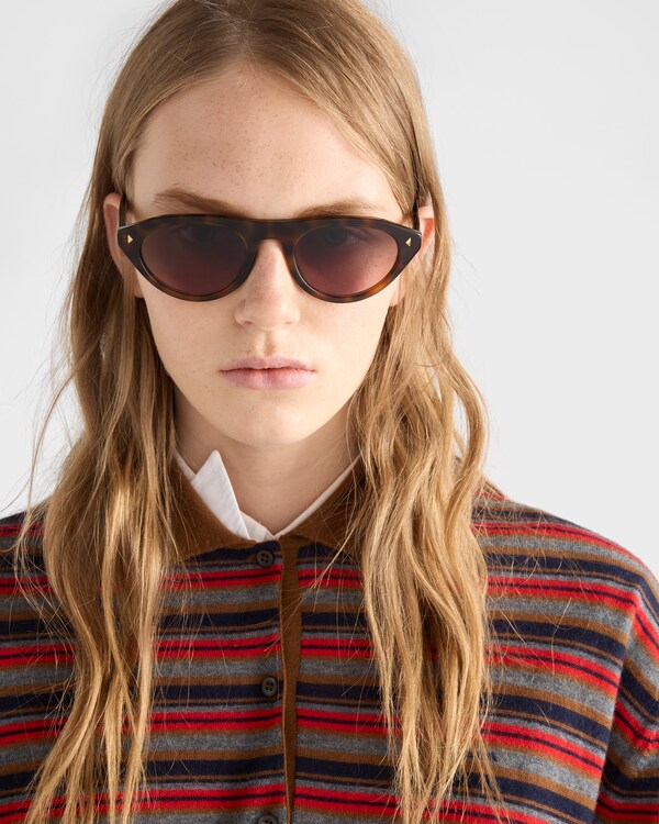 Prada sunglasses with the iconic metal plaque - Lenses Dahlia Prada sunglasses with the iconic metal plaque - Lenses Dahlia