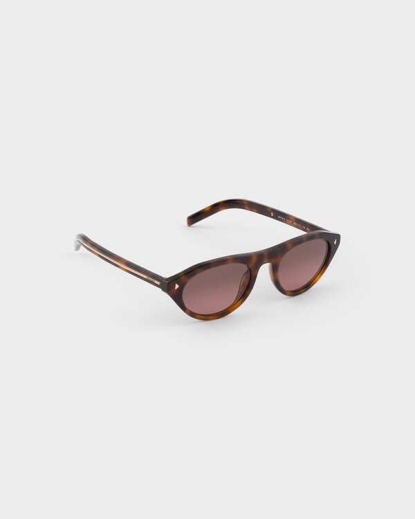 Prada sunglasses with the iconic metal plaque - Lenses Dahlia Prada sunglasses with the iconic metal plaque - Lenses Dahlia