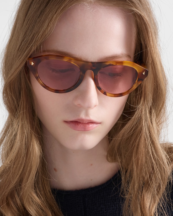 Lunettes de soleil Prada avec la plaque métallique emblématique Lunettes de soleil Prada avec la plaque métallique emblématique