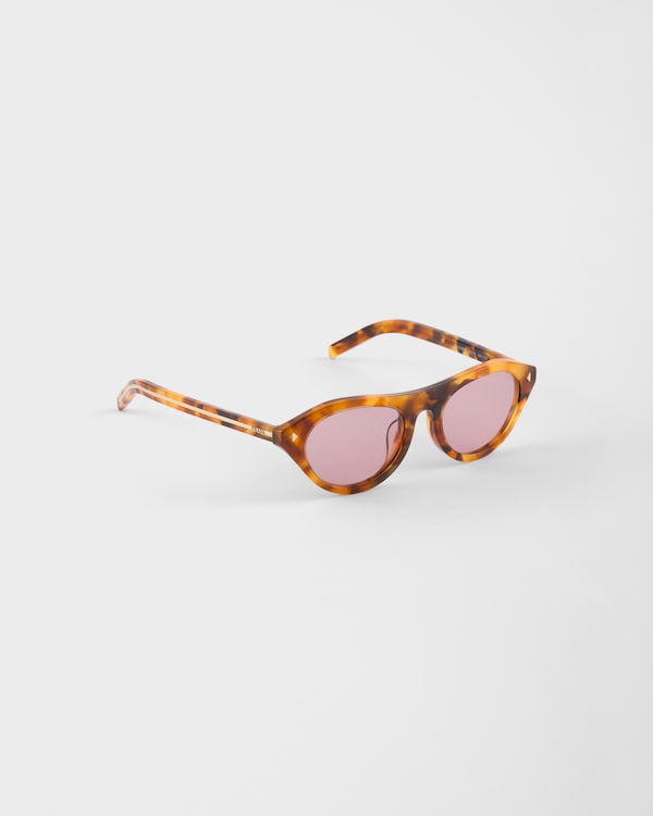 Lunettes de soleil Prada avec la plaque métallique emblématique Lunettes de soleil Prada avec la plaque métallique emblématique