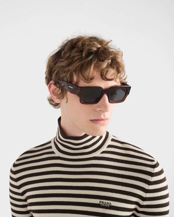 Prada Symbole Sonnenbrille - Gläser in Graphit Prada Symbole Sonnenbrille - Gläser in Graphit