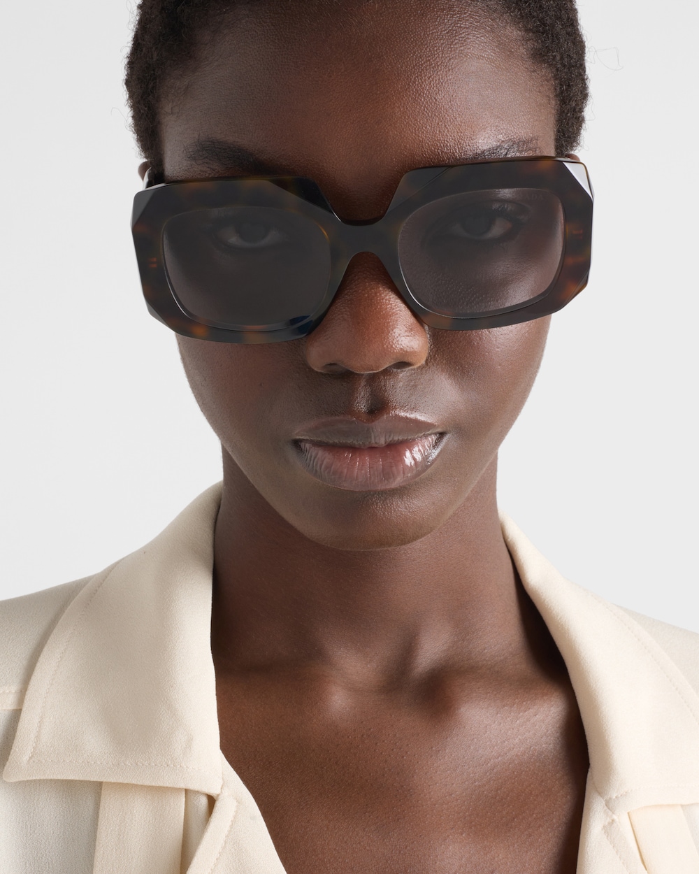 Occhiali da sole donna: modelli di punta per l'autunno/inverno 2025 77 cq5dam.web.hebebed.1000.1000