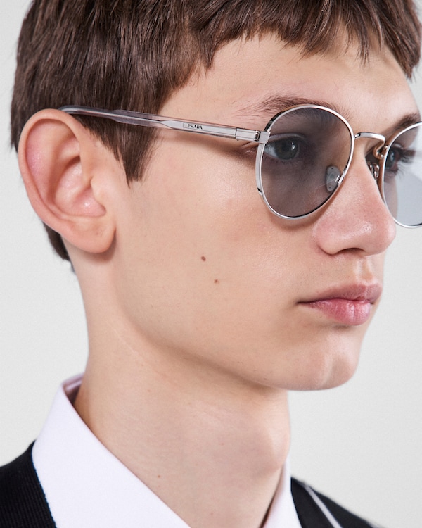 Sunglasses with the iconic metal plaque Sunglasses with the iconic metal plaque