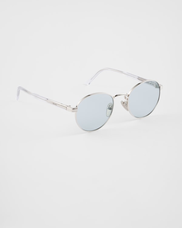 Sunglasses with the iconic metal plaque Sunglasses with the iconic metal plaque