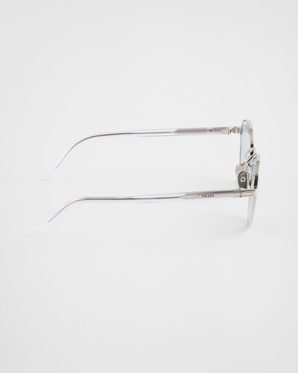 Sunglasses with the iconic metal plaque Sunglasses with the iconic metal plaque