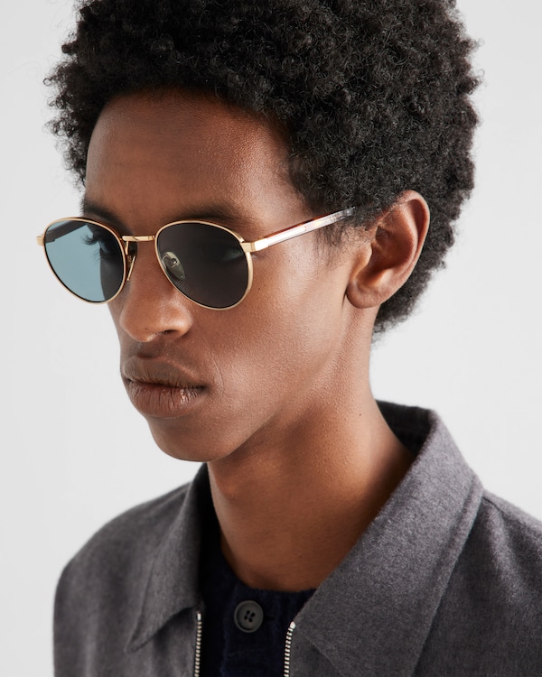 Sonnenbrille mit der ikonischen Plakette aus Metall Sonnenbrille mit der ikonischen Plakette aus Metall