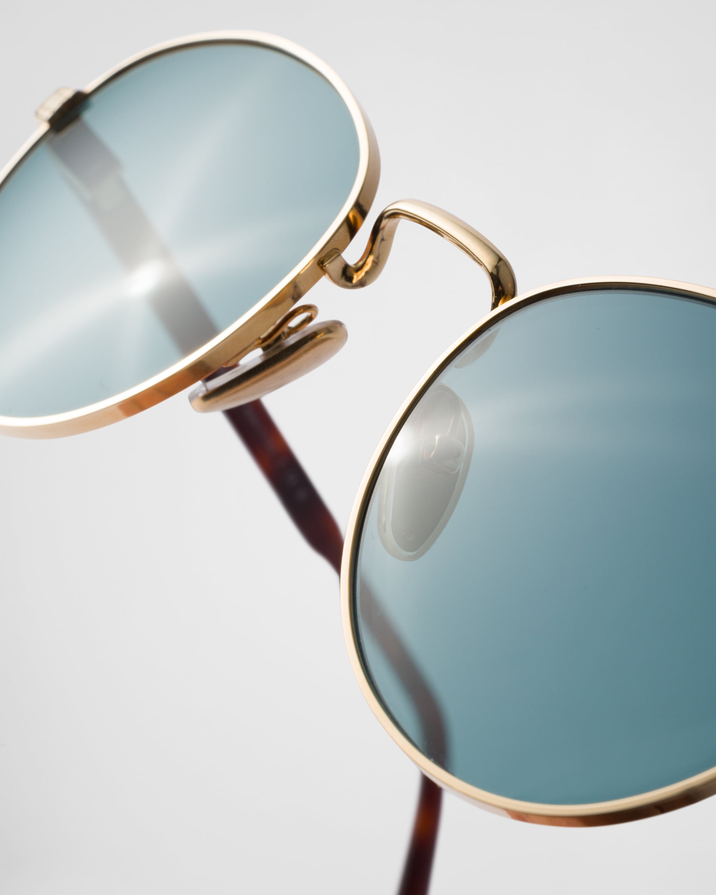 Prada Sonnenbrille Mit Der Ikonischen Plakette Aus Metall In Meerblaue Gläser