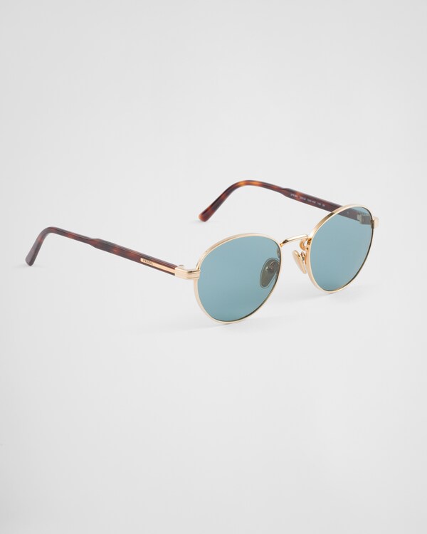 Sonnenbrille mit der ikonischen Plakette aus Metall Sonnenbrille mit der ikonischen Plakette aus Metall