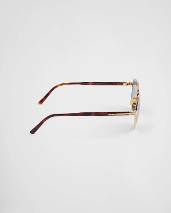 Sonnenbrille mit der ikonischen Plakette aus Metall Sonnenbrille mit der ikonischen Plakette aus Metall