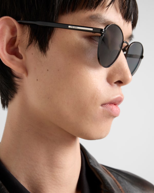 Sunglasses with the iconic metal plaque Sunglasses with the iconic metal plaque