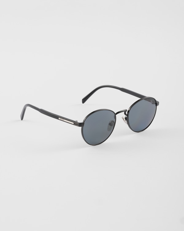 Sunglasses with the iconic metal plaque Sunglasses with the iconic metal plaque