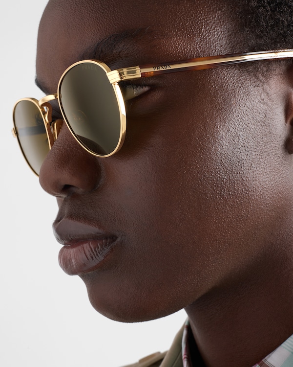 Óculos de sol com a placa em metal icônica Óculos de sol com a placa em metal icônica