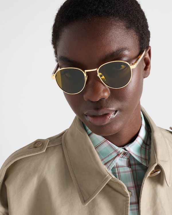 Óculos de sol com a placa em metal icônica Óculos de sol com a placa em metal icônica