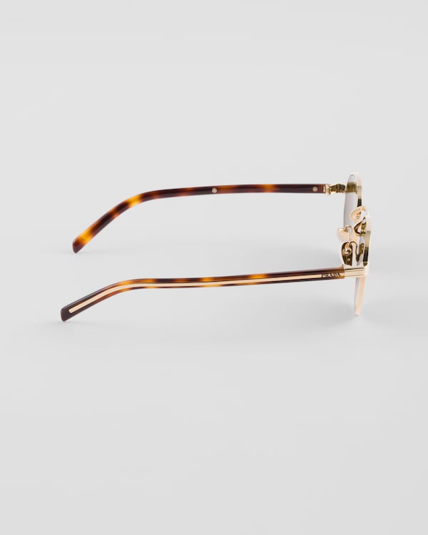 Óculos de sol com a placa em metal icônica Óculos de sol com a placa em metal icônica