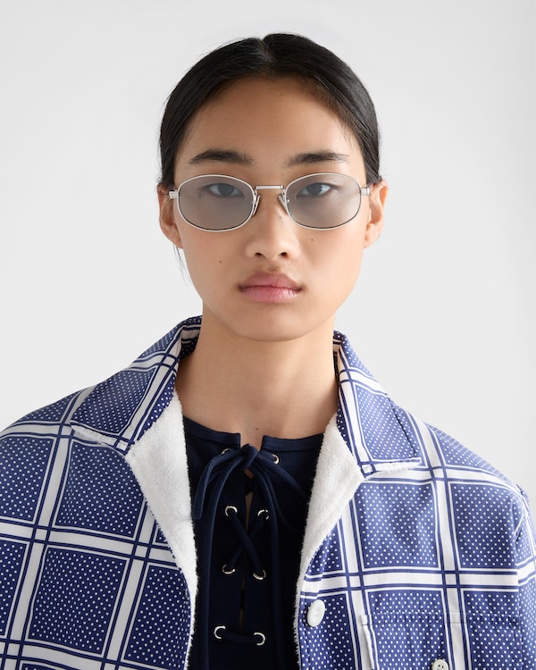 Sunglasses with the iconic metal plaque Sunglasses with the iconic metal plaque