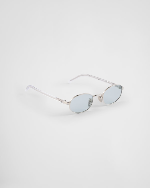 Sunglasses with the iconic metal plaque Sunglasses with the iconic metal plaque