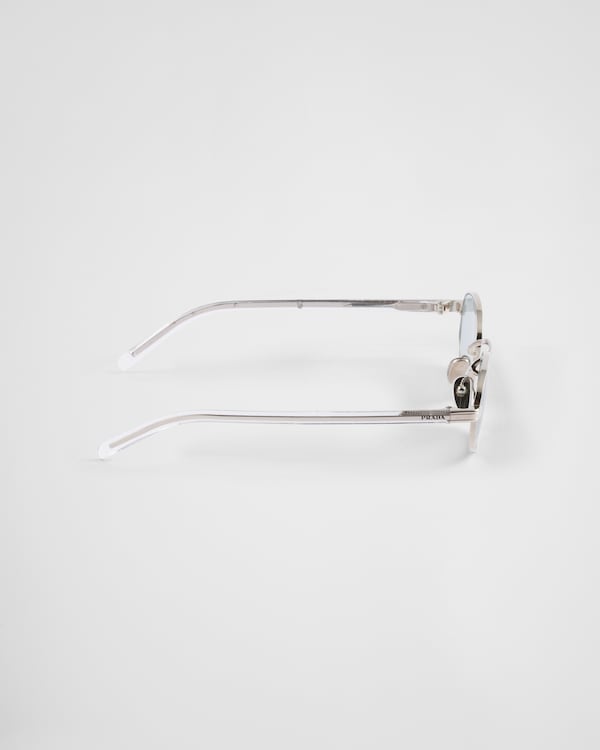 Sunglasses with the iconic metal plaque Sunglasses with the iconic metal plaque