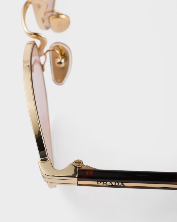 Sunglasses with the iconic metal plaque - Antique pink lenses Sunglasses with the iconic metal plaque - Antique pink lenses