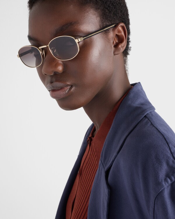 标志性金属饰牌太阳镜 标志性金属饰牌太阳镜