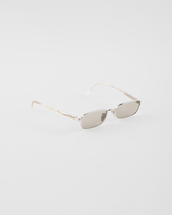 Sunglasses with the iconic metal plaque Sunglasses with the iconic metal plaque