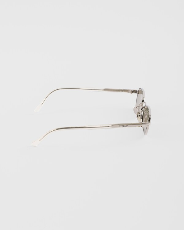 Sunglasses with the iconic metal plaque Sunglasses with the iconic metal plaque