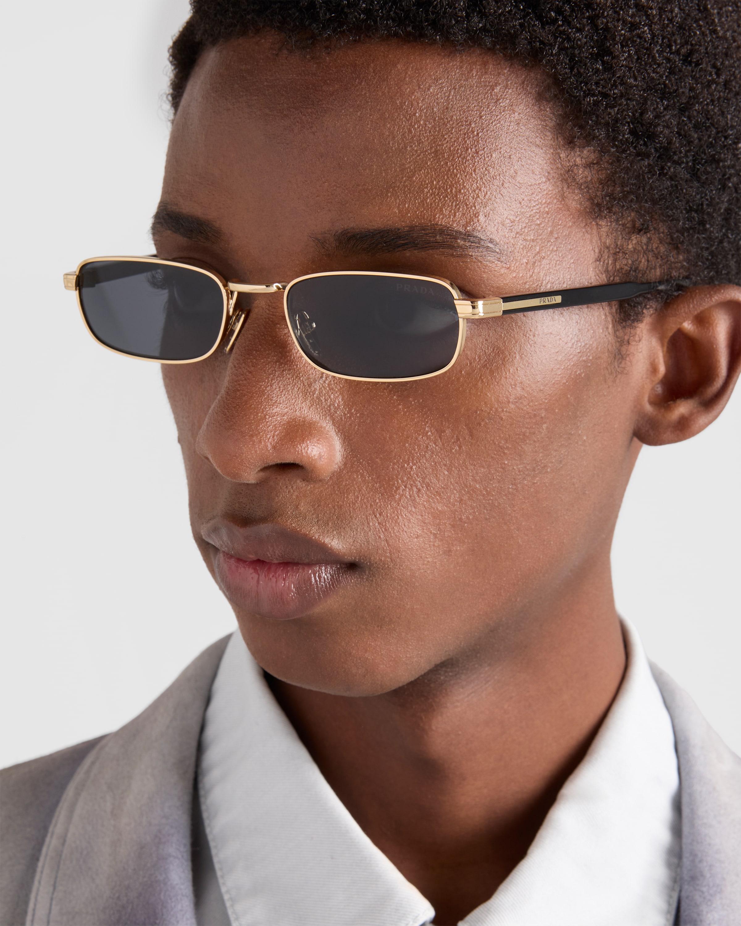 Lee★ プラピール4set Graphite lenses Sunglasses with the iconic metal plaque | PRADA