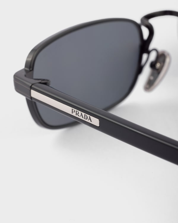 İkonik Metal Plakalı Güneş Gözlüğü İkonik Metal Plakalı Güneş Gözlüğü