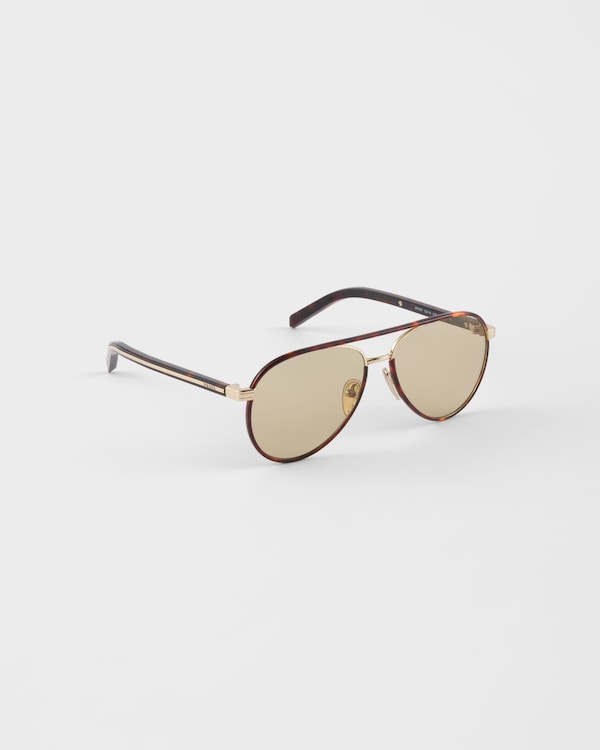 Óculos de sol Prada com a placa em metal icônica Óculos de sol Prada com a placa em metal icônica