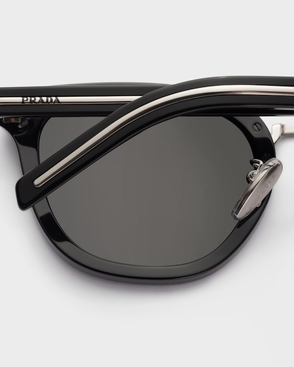 Sunglasses with the iconic metal plaque Sunglasses with the iconic metal plaque