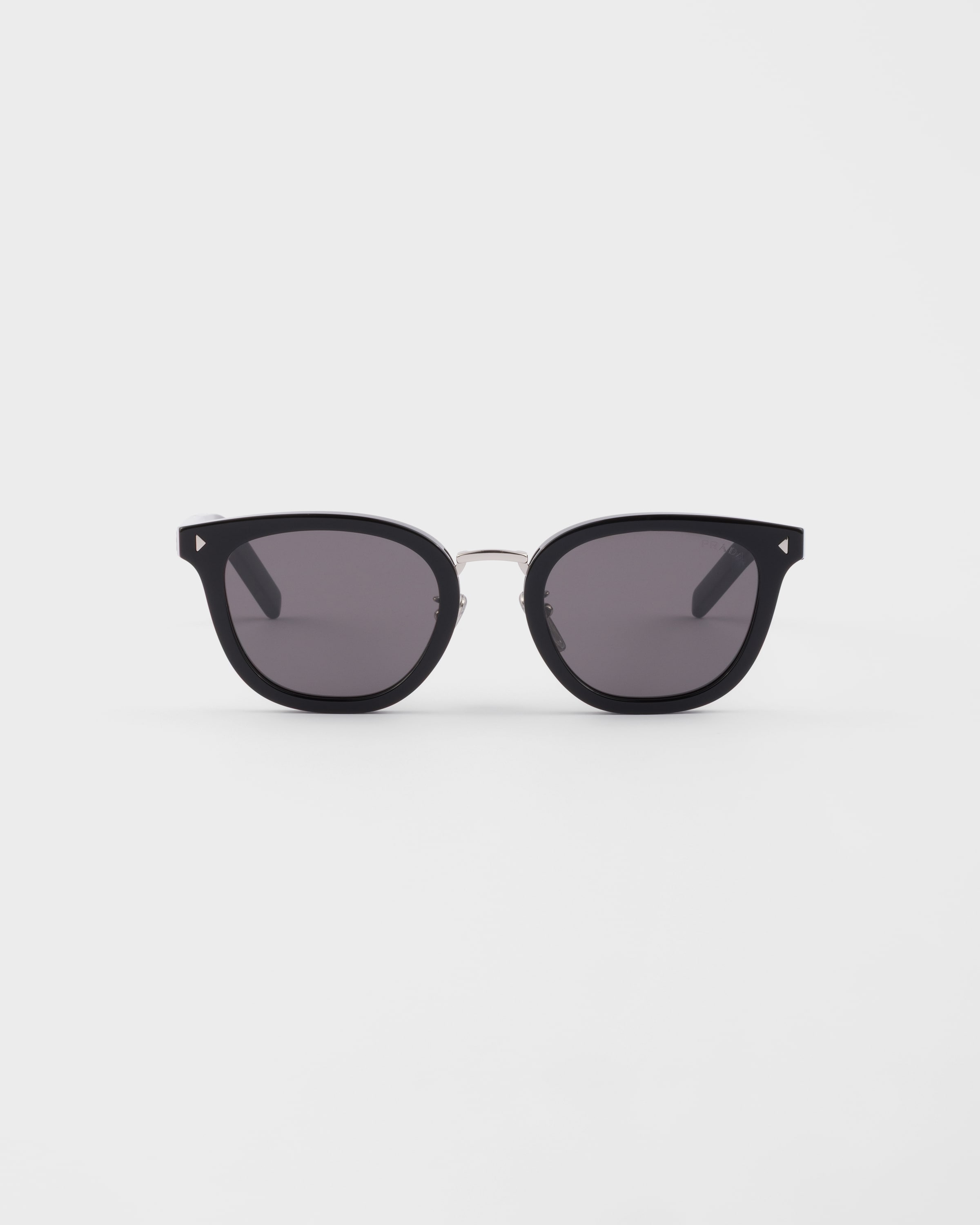 Sunglasses with the iconic metal plaque