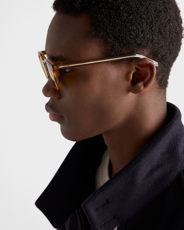 Sunglasses with the iconic metal plaque - Honey lenses Sunglasses with the iconic metal plaque - Honey lenses