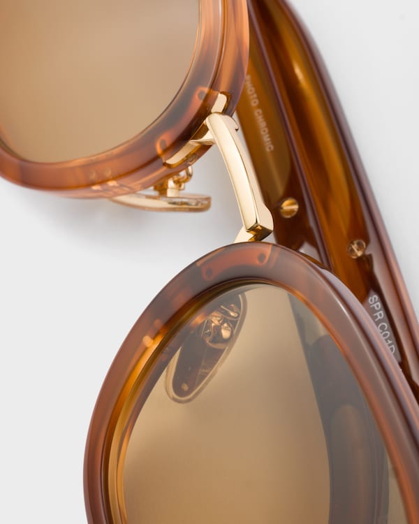 Sunglasses with the iconic metal plaque - Honey lenses Sunglasses with the iconic metal plaque - Honey lenses
