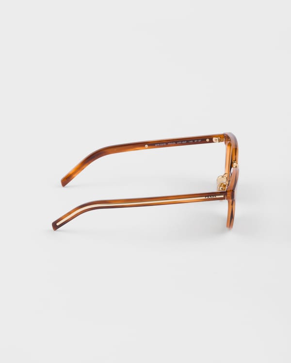 Sunglasses with the iconic metal plaque - Honey lenses Sunglasses with the iconic metal plaque - Honey lenses