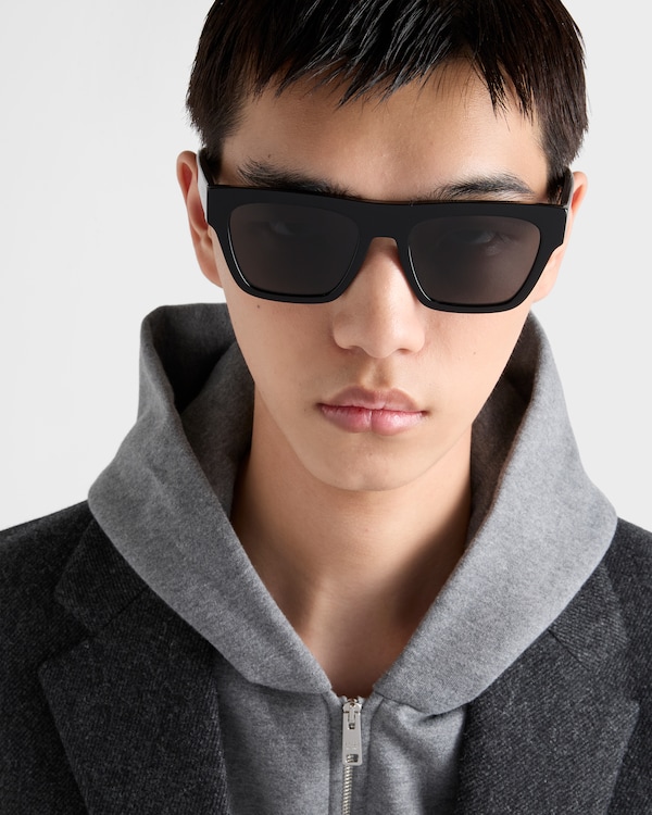 Sonnenbrille mit Prada Logo - Schiefergraue Gläser Sonnenbrille mit Prada Logo - Schiefergraue Gläser