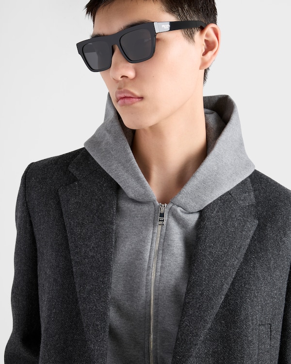 Sonnenbrille mit Prada Logo - Schiefergraue Gläser Sonnenbrille mit Prada Logo - Schiefergraue Gläser