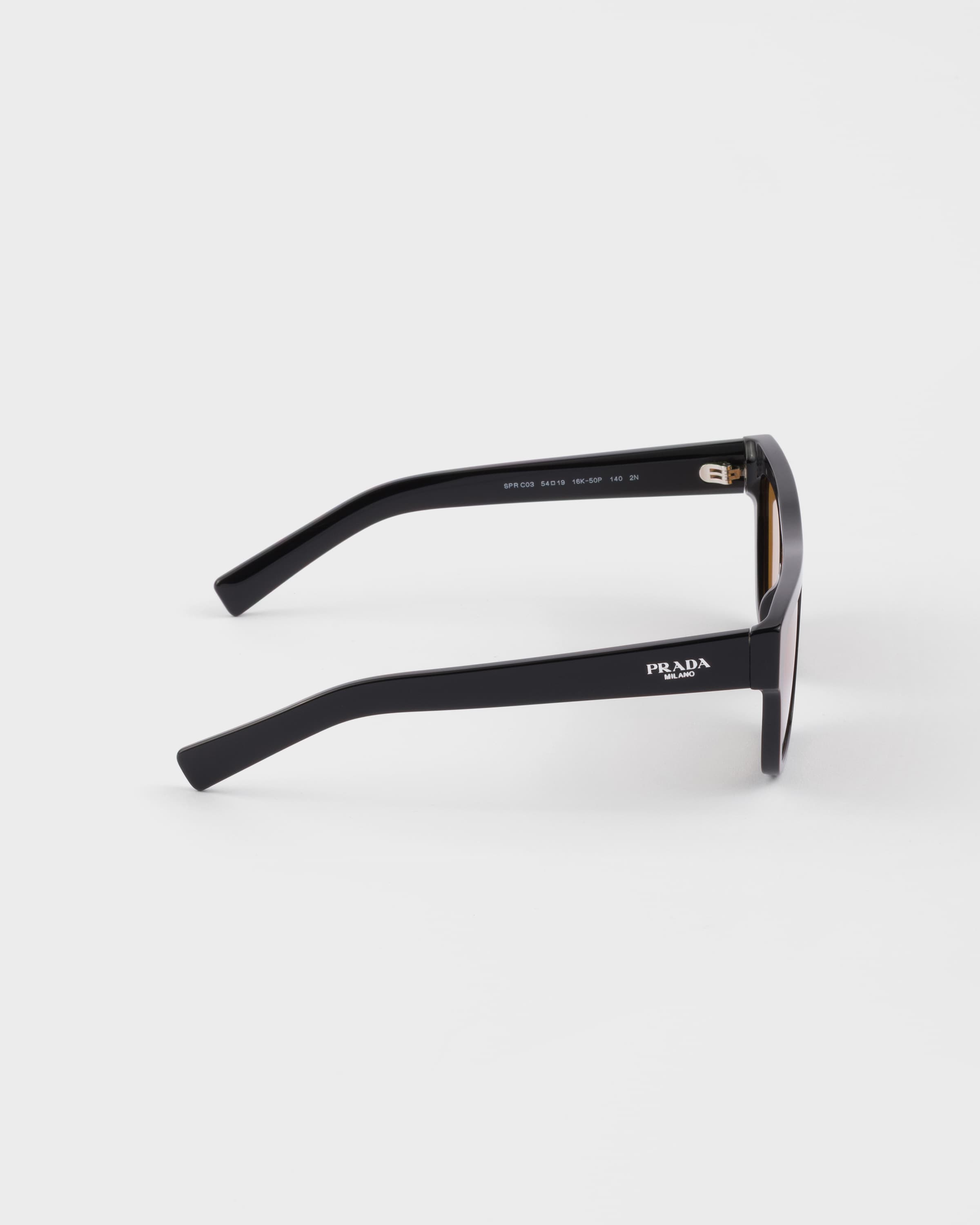 希少PRADA ブラック サングラス スターロゴ プラダ PRADA PRADA シンボルサングラス SPR 26Z キャットアイ型
