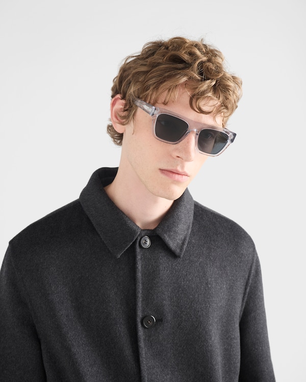 Sonnenbrille mit Prada Logo - Gläser in Graphit Sonnenbrille mit Prada Logo - Gläser in Graphit