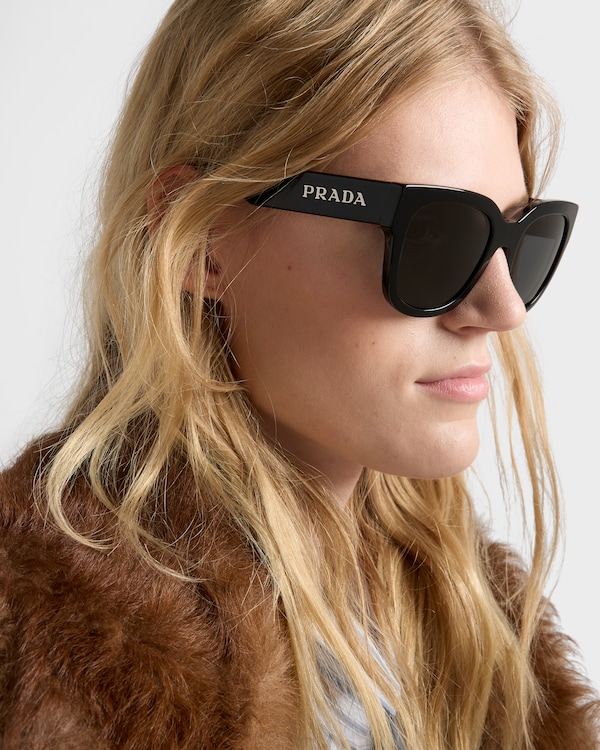 Lunettes de soleil ornées du logo Prada Lunettes de soleil ornées du logo Prada