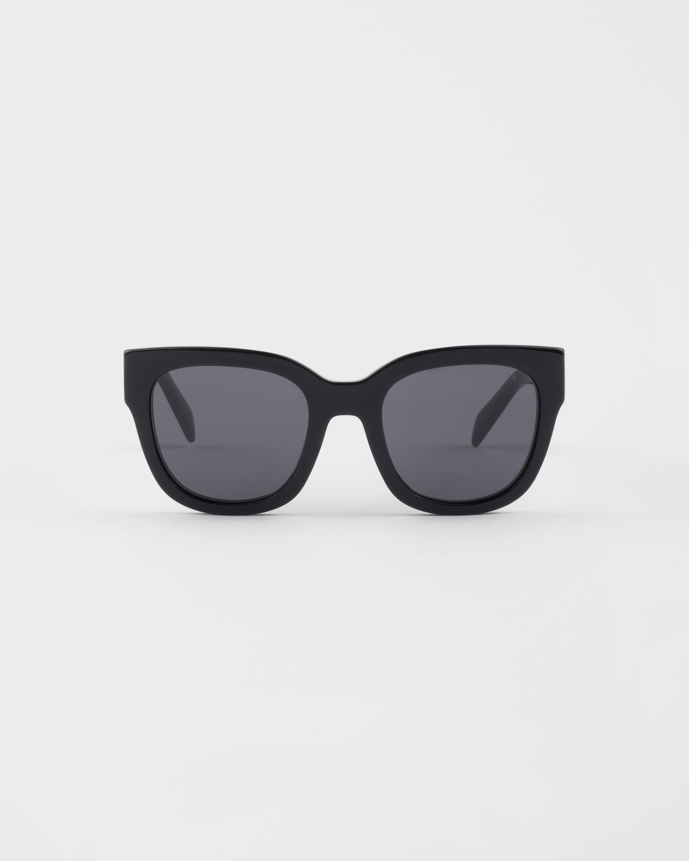 グレーレンズ プラダ ロゴ サングラス | PRADA