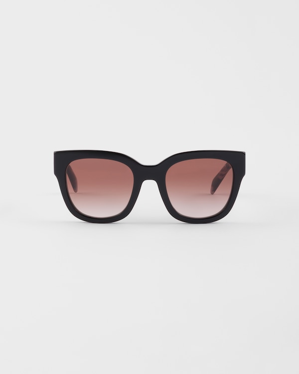 Lunettes de soleil ornées du logo Prada Lunettes de soleil ornées du logo Prada