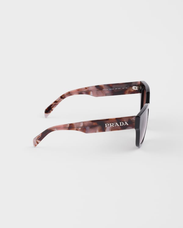 Lunettes de soleil ornées du logo Prada Lunettes de soleil ornées du logo Prada