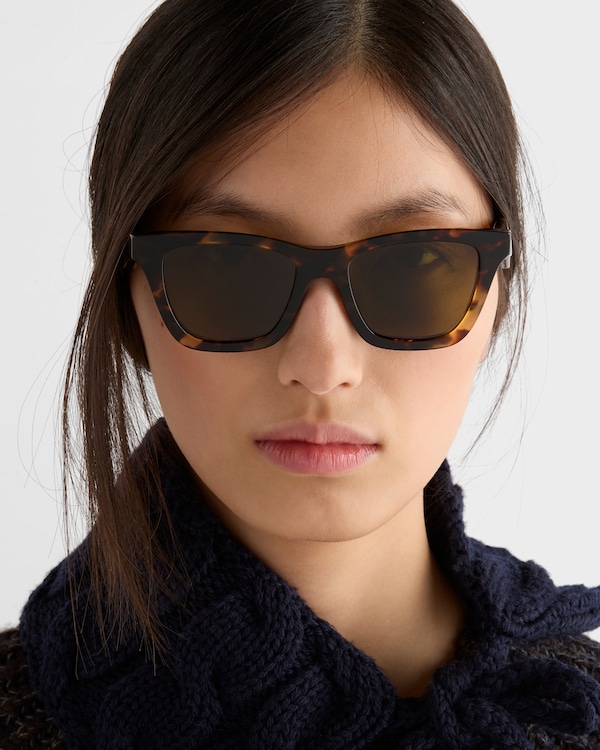 Lunettes de soleil ornées du logo Prada Lunettes de soleil ornées du logo Prada