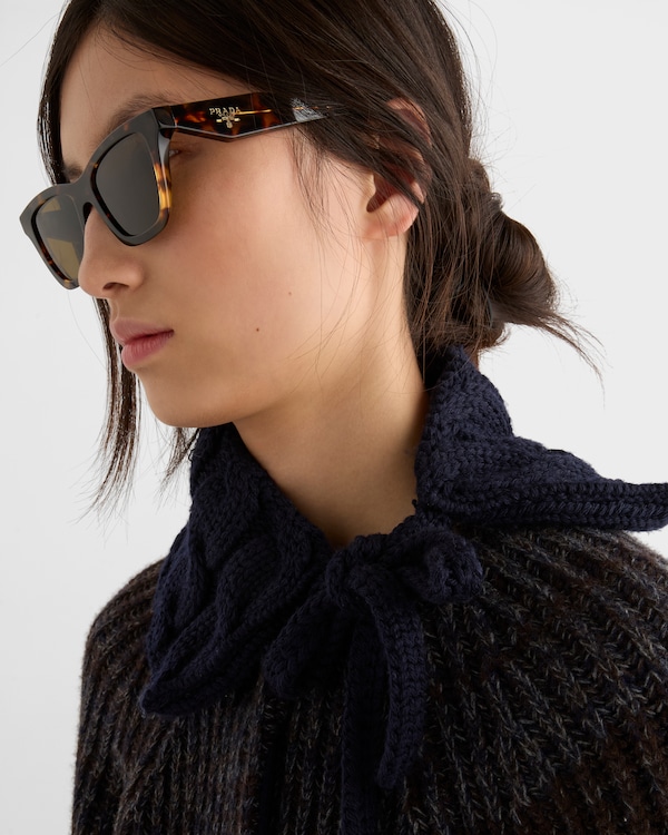 Lunettes de soleil ornées du logo Prada Lunettes de soleil ornées du logo Prada