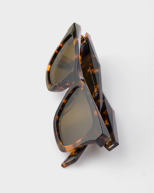 Lunettes de soleil ornées du logo Prada Lunettes de soleil ornées du logo Prada