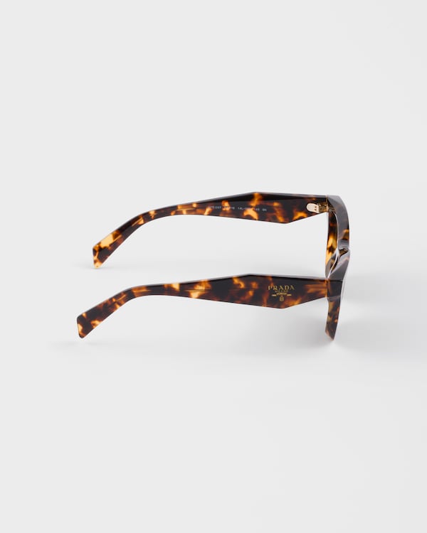 Lunettes de soleil ornées du logo Prada Lunettes de soleil ornées du logo Prada