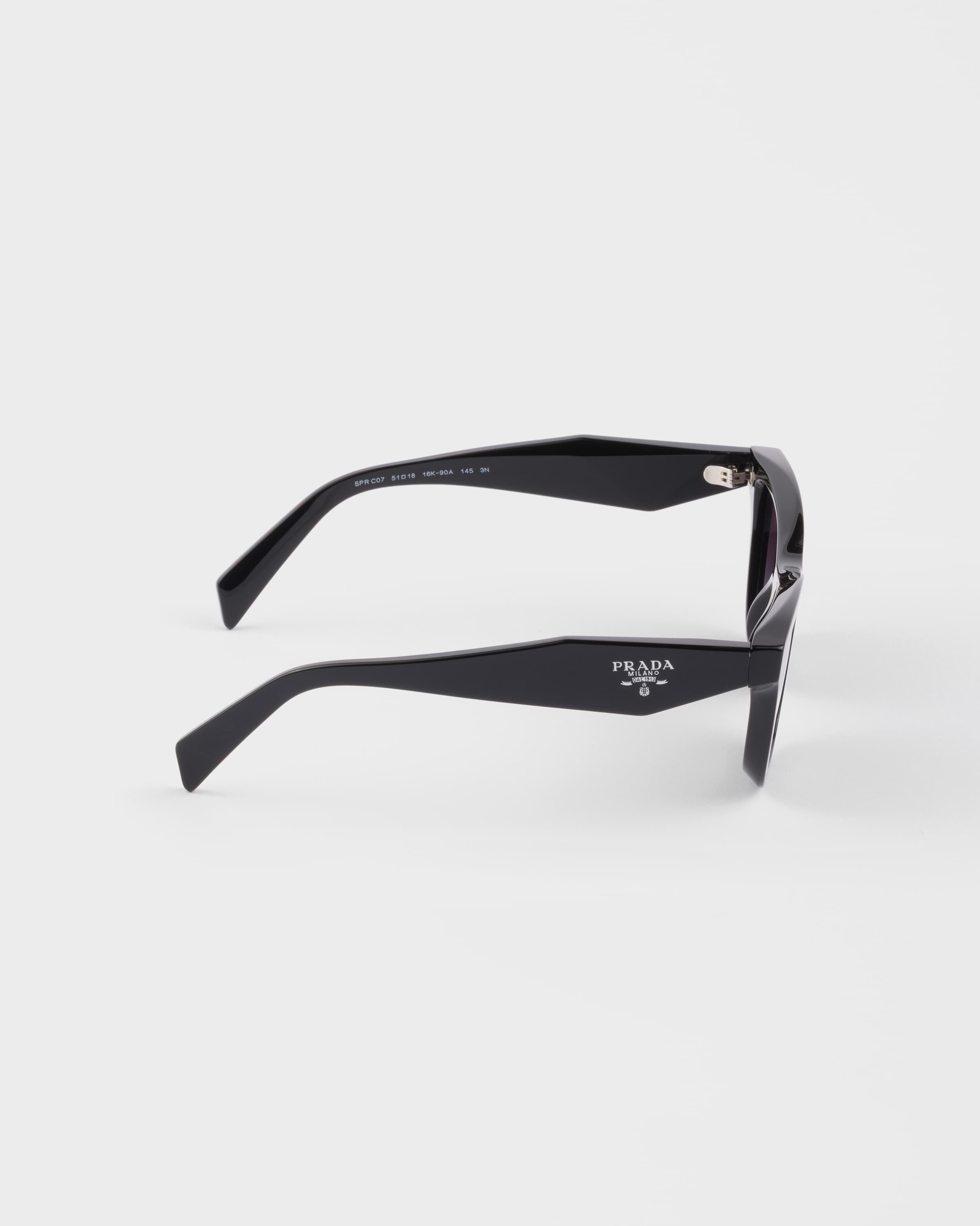 Óculos de sol com logotipo Prada Lentes cinza fumê degradê | PRADA
